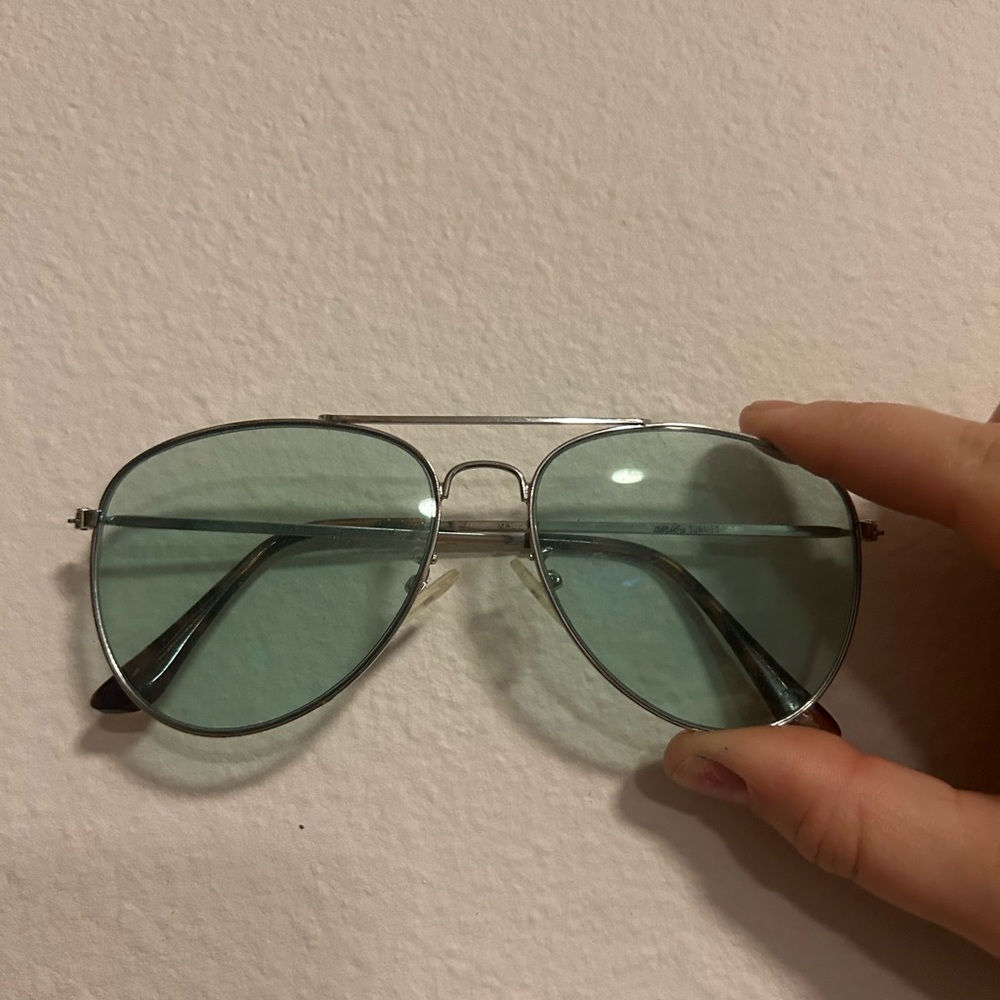 Stylish Aviator Sunglasses with Blue Lenses